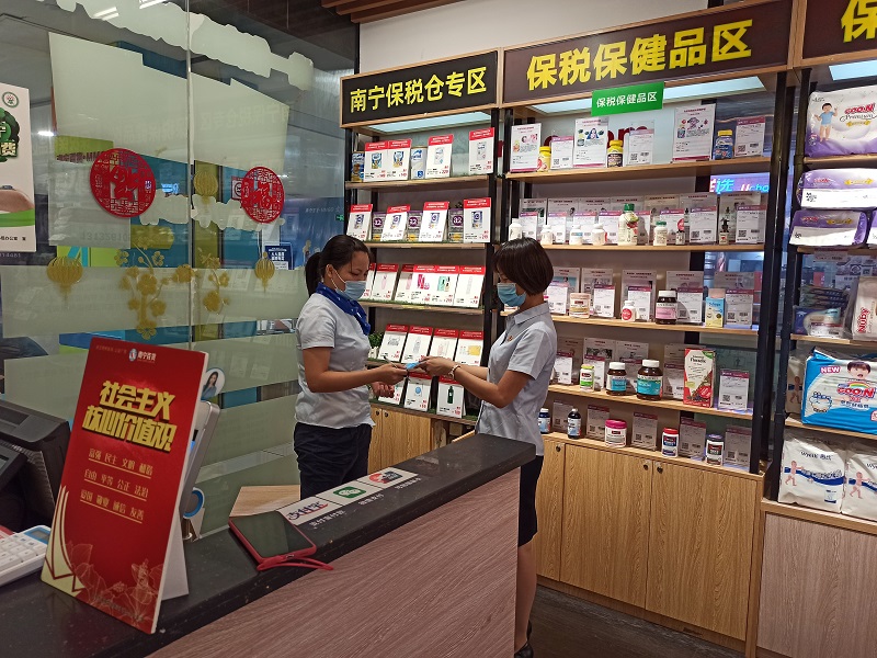 2.黨員為租賃商戶(hù)派發(fā)創(chuàng  )城宣傳手冊.jpg